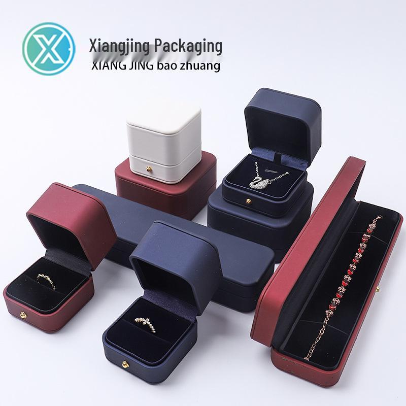 Elegante Schmuckschatulle aus PU-Leder mit goldener Schnalle - Design mit runden Ecken für Ringe, Broschen, Anhänger, Armbänder und Ketten.