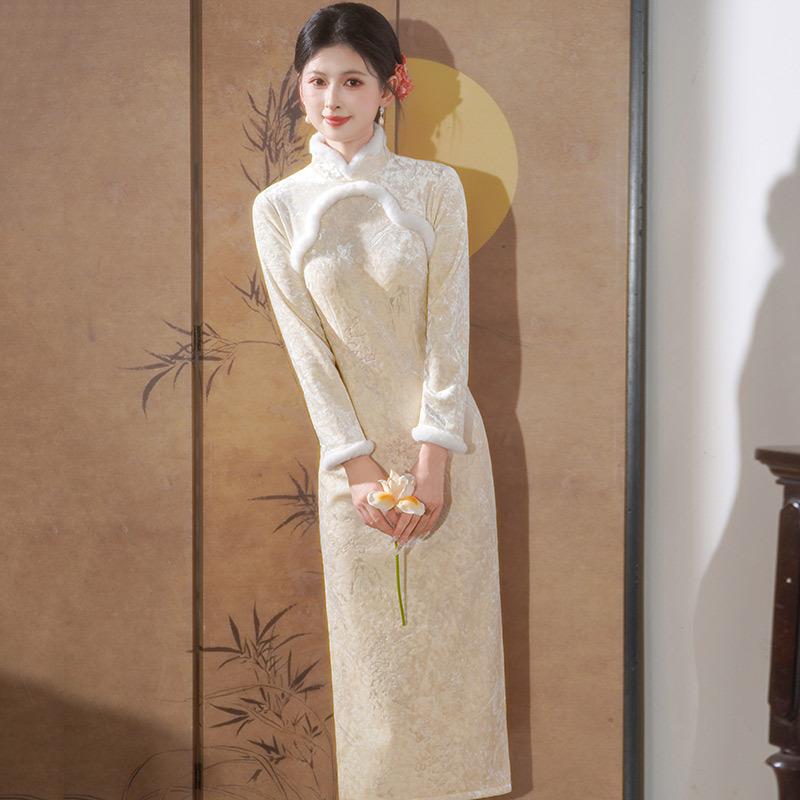 White Winter Clothing, Velvet and Thickened National Style, New Chinese Long-sleeved Cheongsam, Improved Young Women's Retro Autumn and Winter