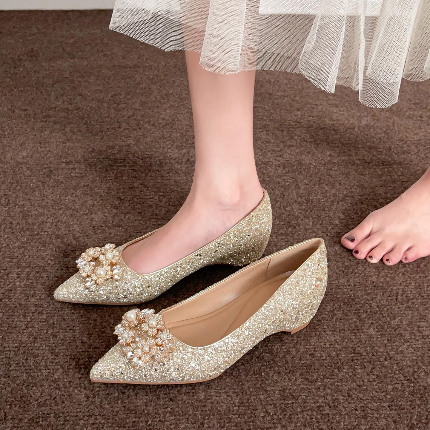 

Свадебные туфли на танкетке с пряжкой из стразов - Женские туфли-лодочки с острым носком и внутренней высотой. 39 шампанского