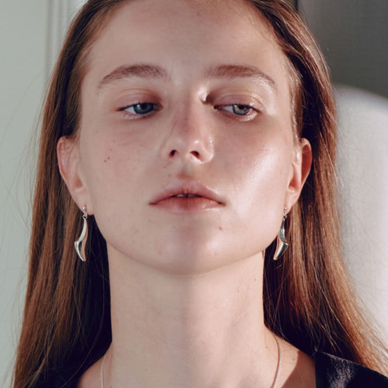 YUSOWA BARCHAN DROP EARRING (2COLOR)