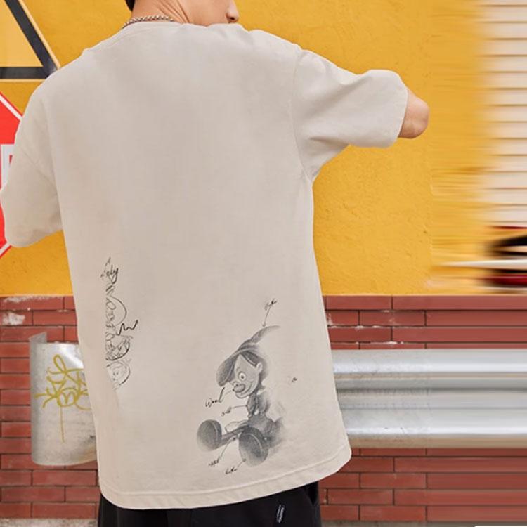 Li-Ning X Disney Pinocchio Series Hand-Painted Cartoon Print Casual Loose Short-Sleeve T-Shirt Men Tops White Sand-Grey AHSS451-1