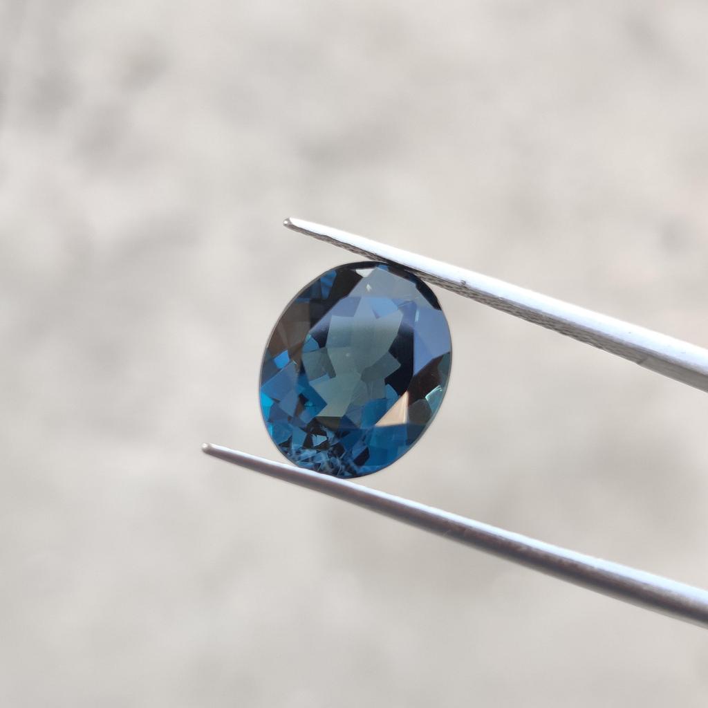 London Blue Topaz: Oval Cut Gemstone. 4.15 Carat, 11x9x5 MM Size Stone.