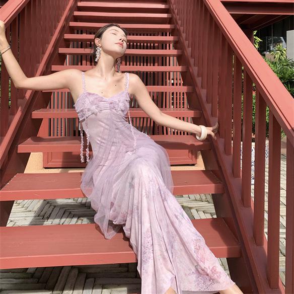 Elegantes französisches lila Mesh-Camisole-Kleid - Märchenhaftes Sommerdesign für Strandurlaube