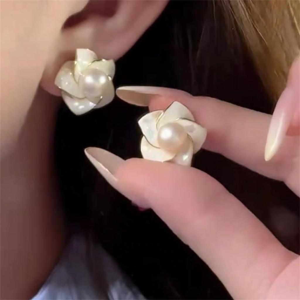 Elegant White Flower Shell Earrings Women's Temperament Niche Design Pearl Stud Earrings for Female Wedding Party Jewelry Gifts