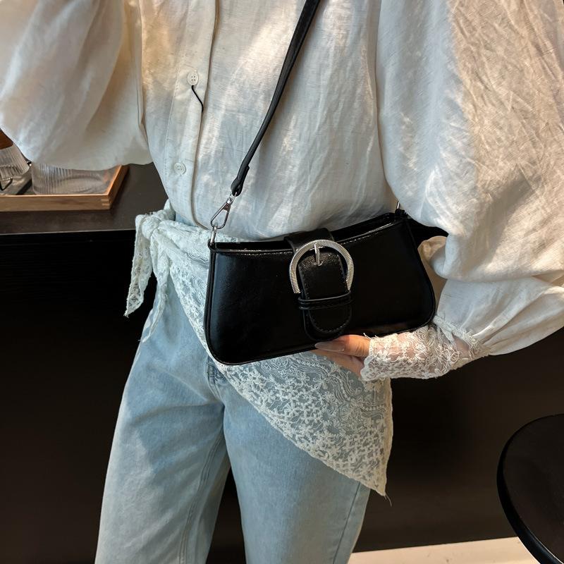 

Женская сумка из текстурированной ПУ 2025 новая модная маленькая квадратная сумка нишевая однотонная сумка на плечо трендовая универсальная сумка под мышкой чёрный