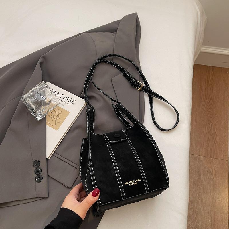 Winter new casual splicing shoulder bag high value casual messenger bag fashionable bucket bag