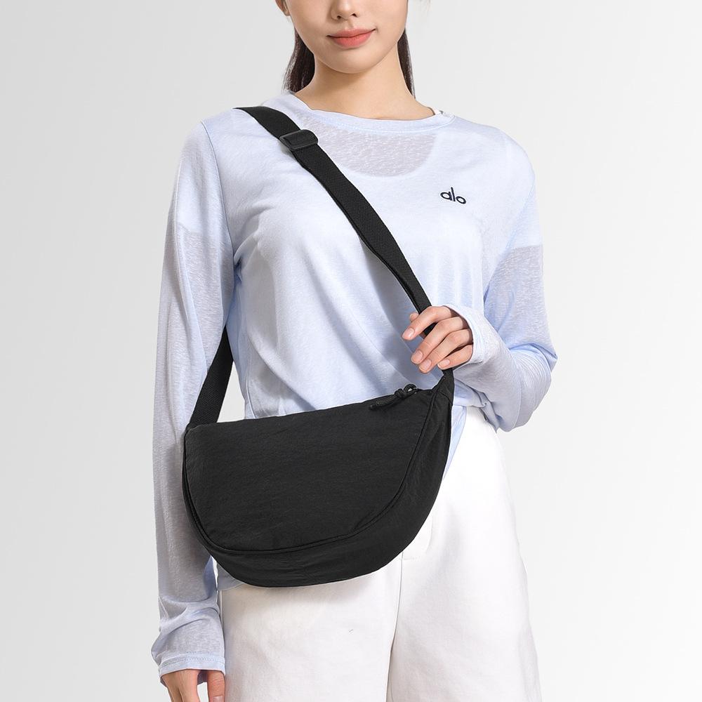 Stylish and simple messenger bag Trendy versatile shoulder dumpling bag New light commuter underarm canvas bag