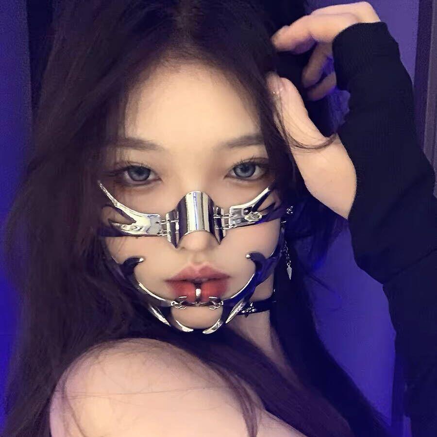 

Маска-полулицо в стиле киберпанк с металлическими цепями на Хэллоуин