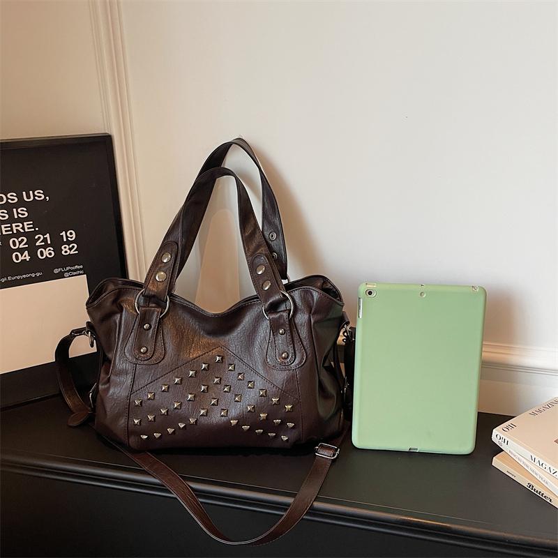 Vintage Large Capacity Rivet Tote Bag Women's Shoulder Underarm Bag
