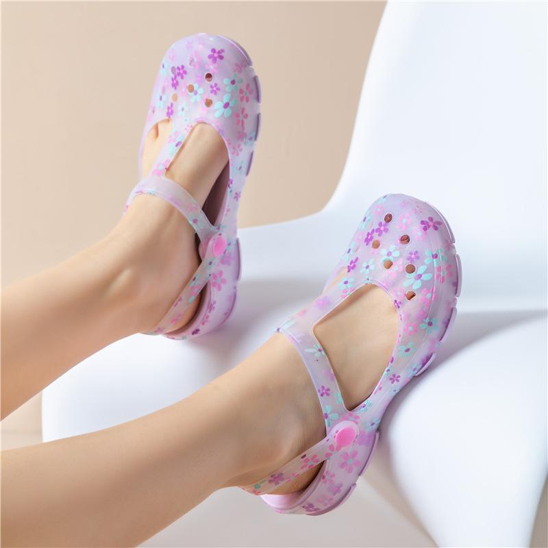 Sommer neue bedruckte Lochschuhe Damen Sandalen Damen Gelee Schuhe Damen Hausschuhe rutschfeste Damen Zehenkappe kühle Hausschuhe