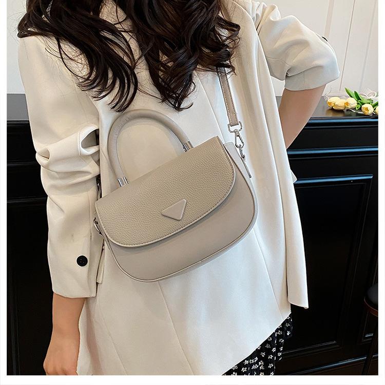 Nische High-End Postbotentasche Frühling und Sommer Retro Box Bag Einzelschulter Schräg getragen Kleine quadratische Tasche Einfarbige Tasche