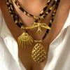 Unikalnie zaprojektowany łańcuszek ze stali nierdzewnej z nadrukiem w panterkę i zawieszką w odcieniu złota dla osób podążających za modą