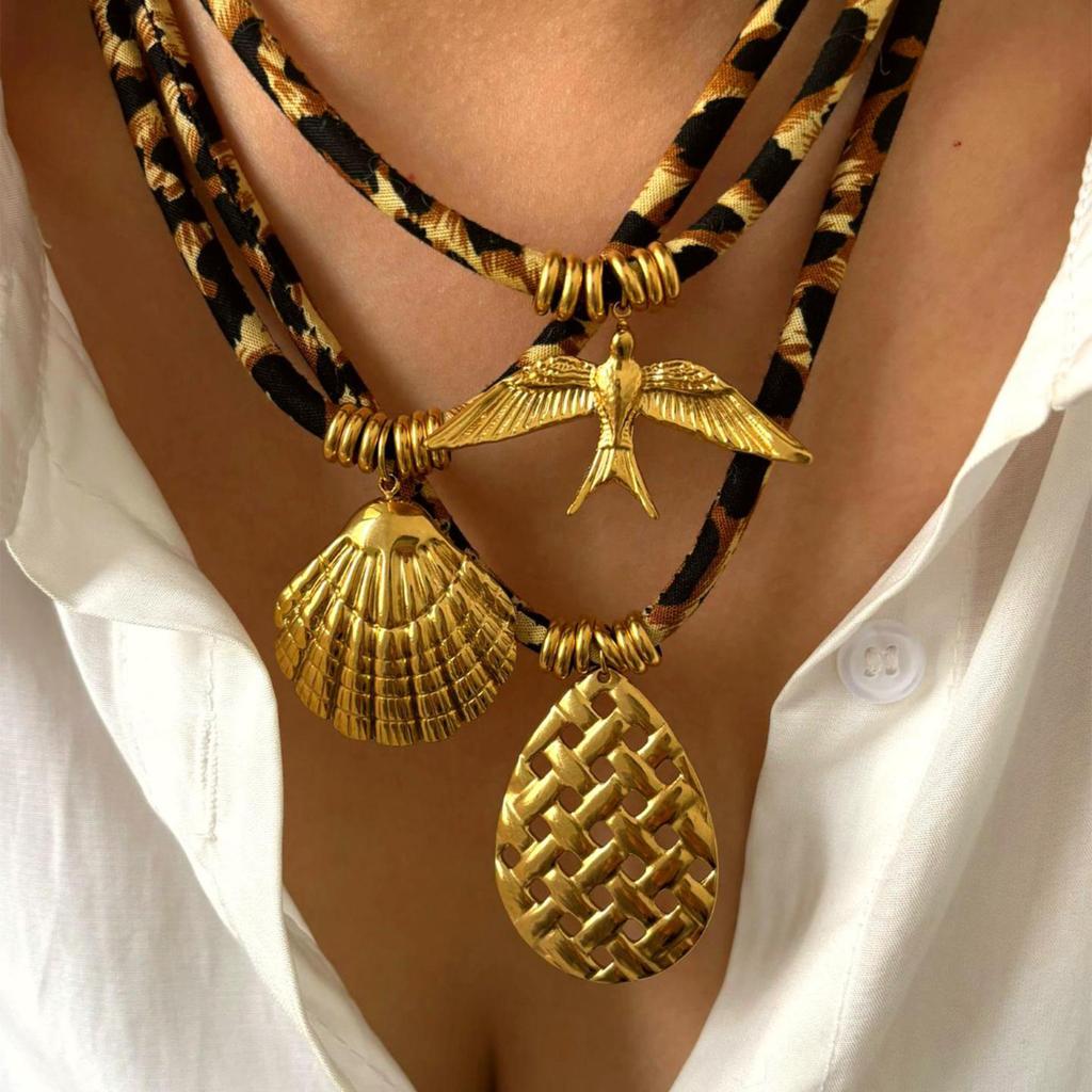 Unikalnie zaprojektowany łańcuszek ze stali nierdzewnej z nadrukiem w panterkę i zawieszką w odcieniu złota dla osób podążających za modą