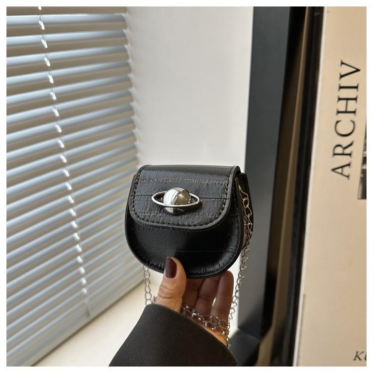 

Простая повседневная сумка 2025 лето новый модный тренд сумка через плечо ретро повседневная мини косая маленькая квадратная сумка чёрный