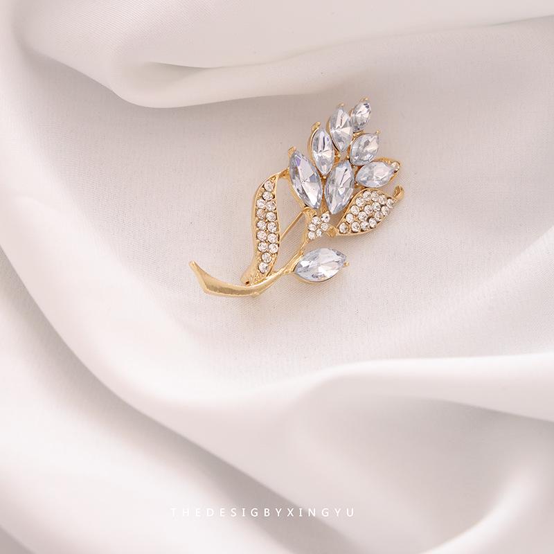 

Элегантная брошь-булавка в виде жемчужной бабочки – изысканный аксессуар для одежды