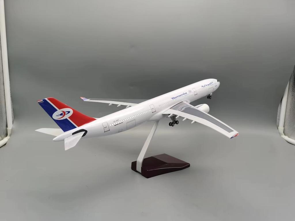 47CM 1:135 scale Airplane Model A330 Yemenia Airlines Airway W Base wheel Lights Resin Plastic Assembly Aircraft Plane Decor