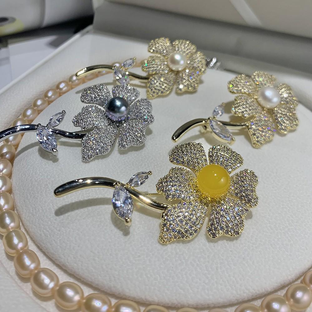 Dili Xue Luxury Zircon-Embellished Rose Brooch for Women