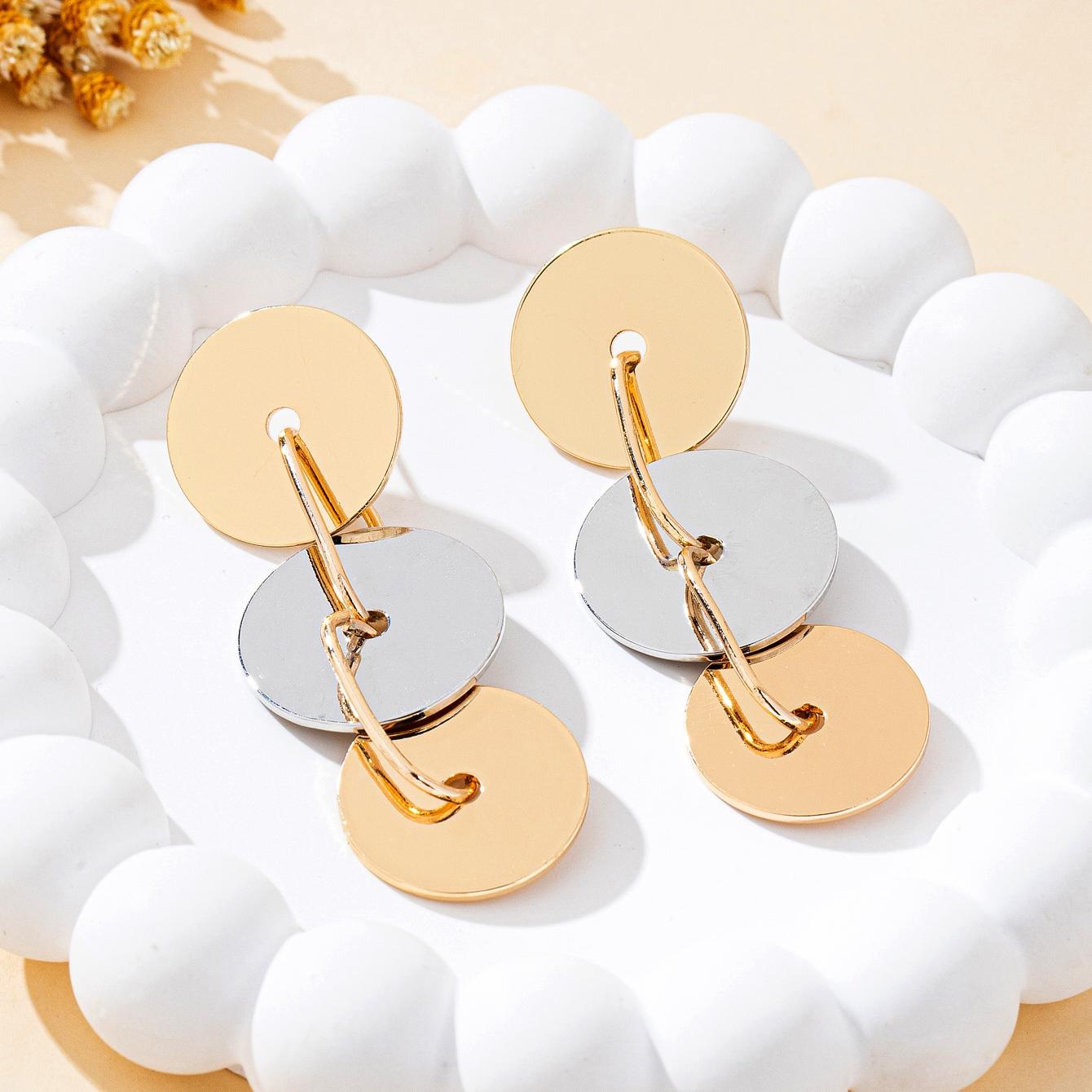 

A Pair of Women s Fashionable Dangle Earrings, High-Quality Glossy Geometric Round Mixed-Color Electroplated Earrings, Suitable for Daily Wea