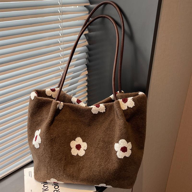 Large capacity popular armpit 2025 autumn new tote fashion portable commuter casual shoulder bag high value