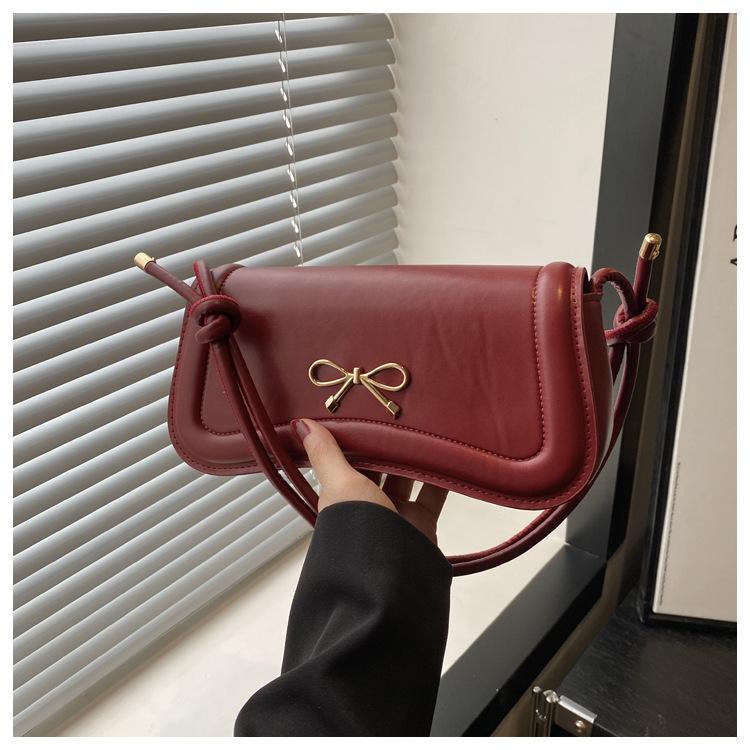 

Корейская нишевая сумка подмышку женская 2025 новая модная портативная маленькая квадратная сумка нишевый дизайн зарубежный стиль сумка-мессенджер красный