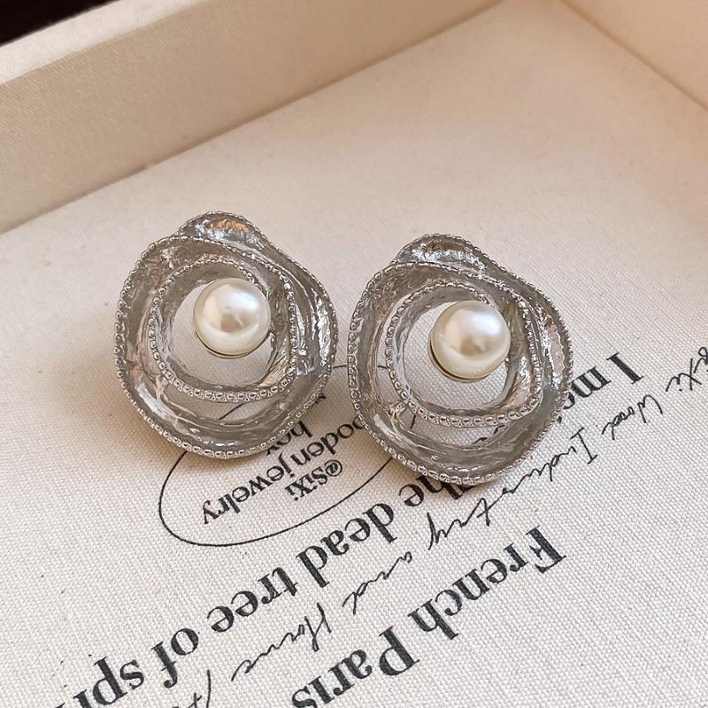 European and American silver needle winding circle pearl stud earrings temperament versatile minimalist earrings light luxury high-end earrings