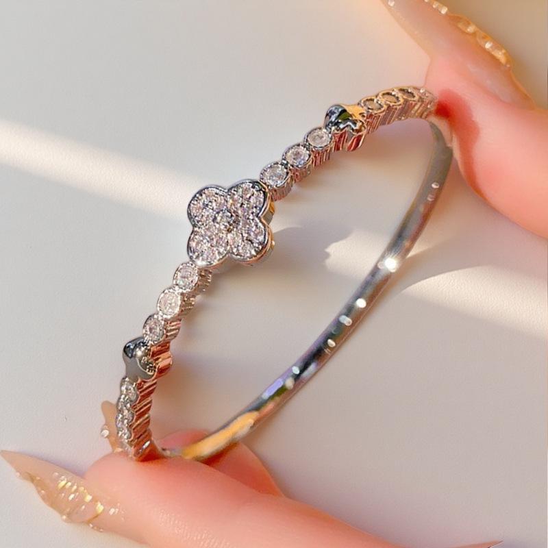 Luxurious Four-Leaf Clover Plated Bracelet - Elegant, Versatile, and Fashionable Openwork Design