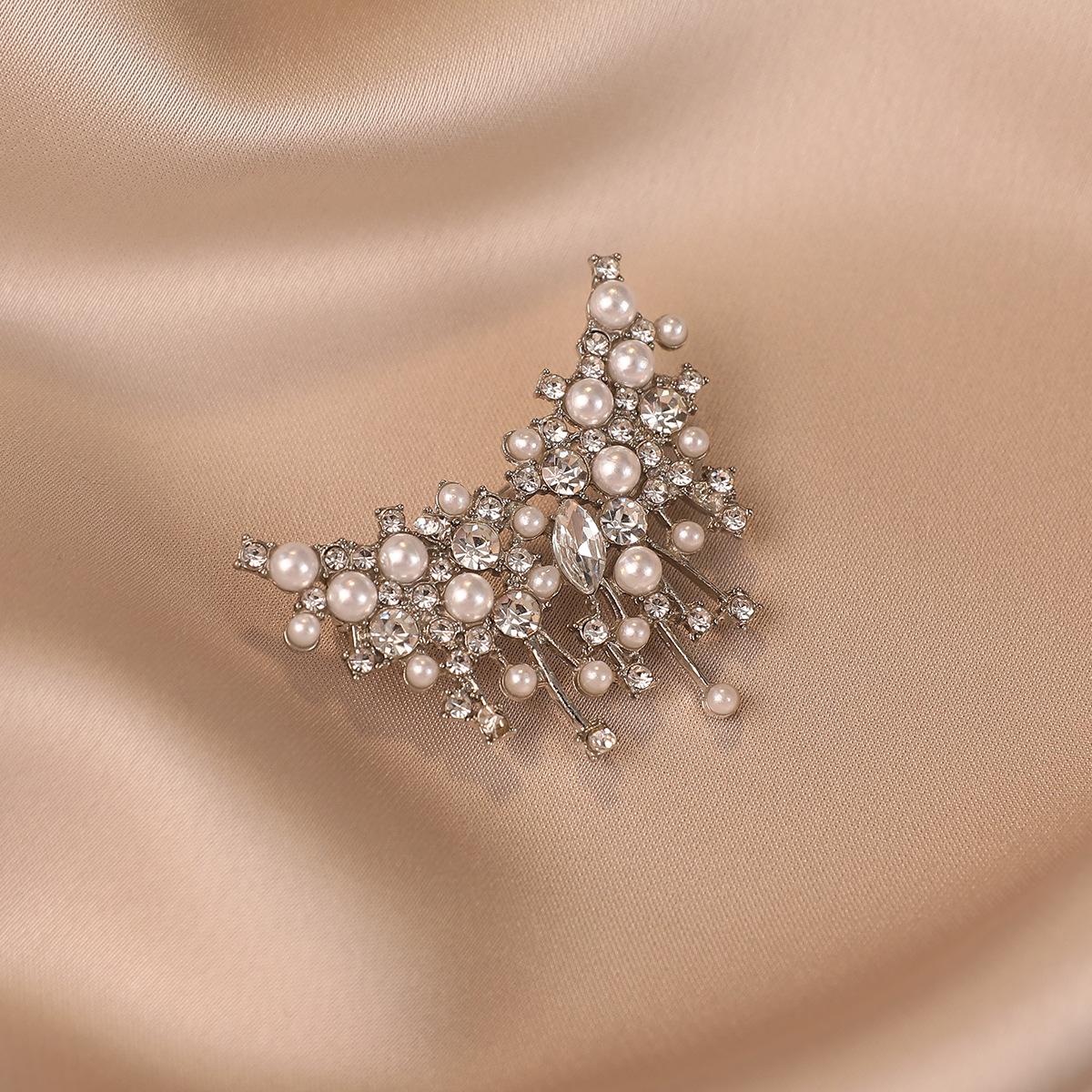 

Брошь «Бриллиантовая туманность» обладает уникальным чувством дизайна, излучающим высококлассное и элегантное женственное очарование в стиле легкой роскоши.