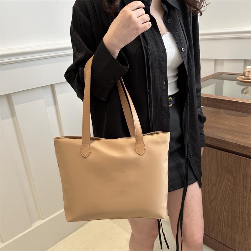 Korean-Style Large Capacity Spring 2024 Fashion Tote: Retro Casual Women's Shoulder Bag