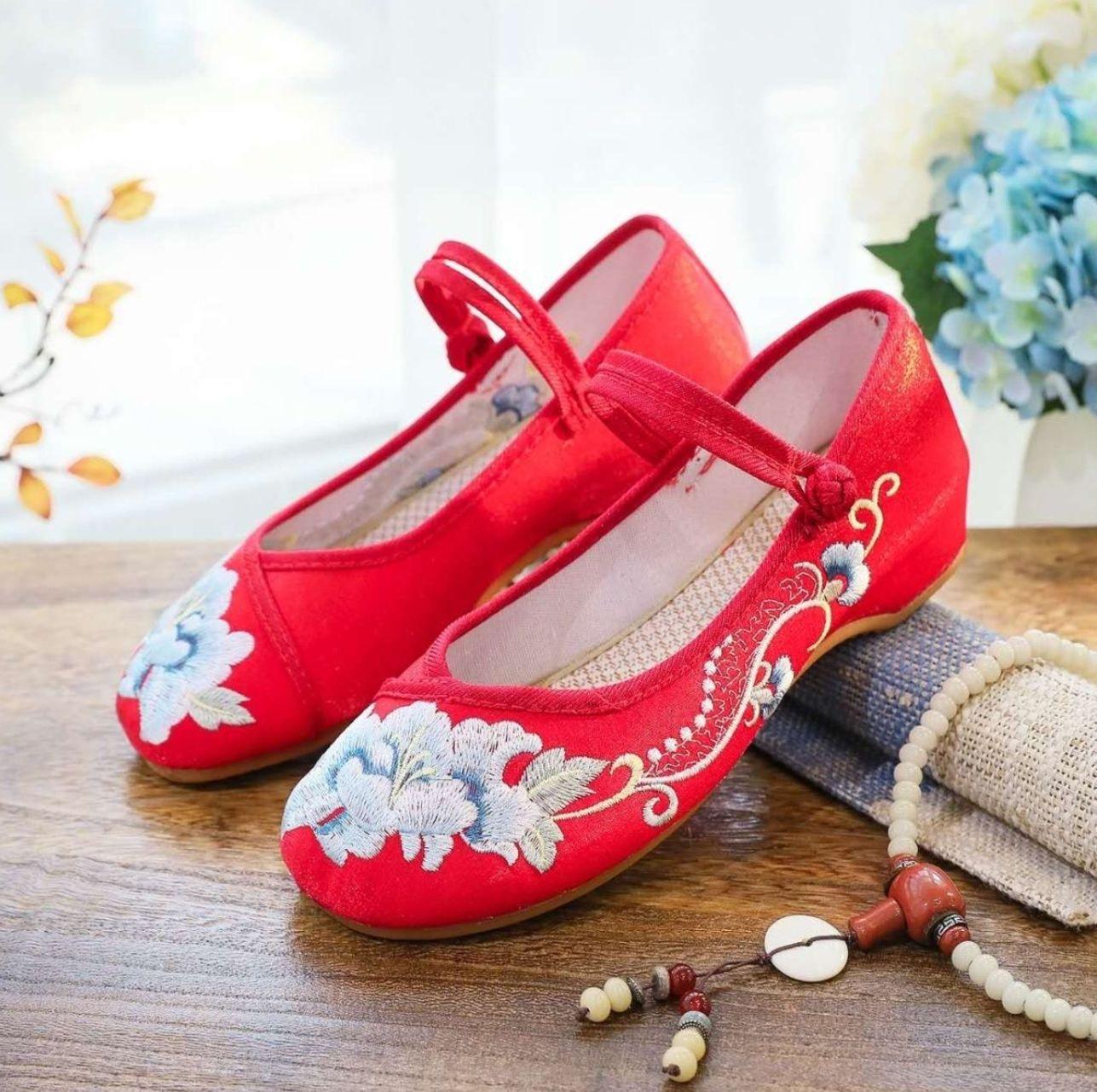 

Сяолинъюэ, осенние новые туфли ханьского стиля из мерсеризованного атласа, ретро ципао на плоской подошве, женская обувь ханфу 41 красный