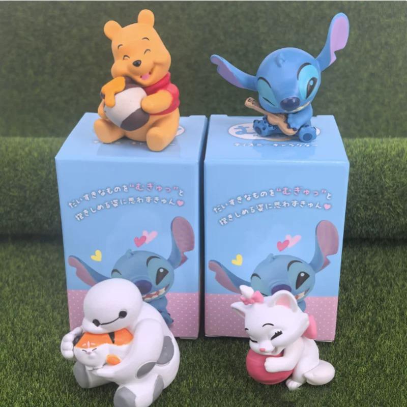 Boîte Surprise d'Oreillers Personnages Disney Stitch Winnie l'Ourson 4 pièces Figurine Mignonne Décoration de Bureau Un Cadeau Surprise pour les Fans