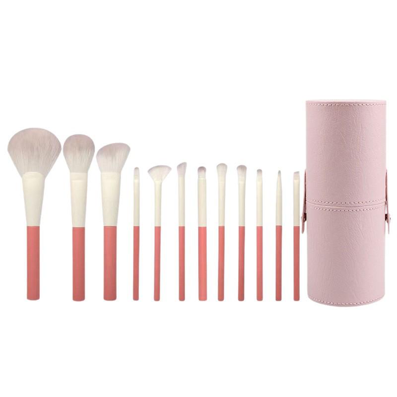 Set de 12 pensule de machiaj pentru sărbători: Peri moi pentru iluminator, fard de pleoape și blush.