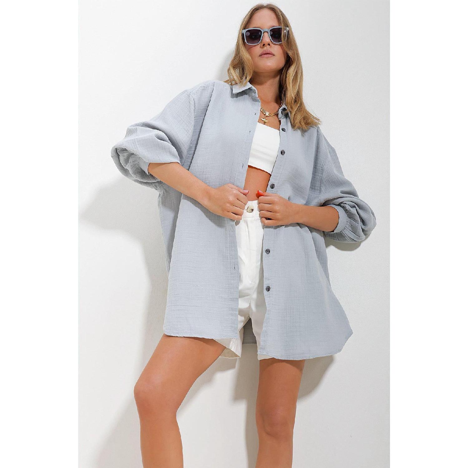 

Женская серая рубашка удобного кроя из муслиновой ткани M белый