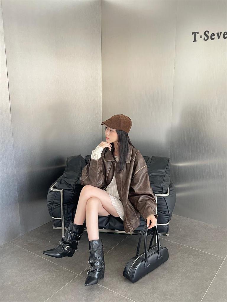 Französische weiße Stiefeletten aus Rindsleder: Modische spitze Zehenpartie, weiter Schaft, schlankmachende Gürtelschnalle, Nieten-Keilabsatz, kniehohe Hosenstiefel