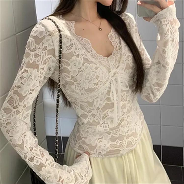 

2025 Spring Retro Lace Collar Cinched Waist Slim Fit Women s T-Shirt Medium