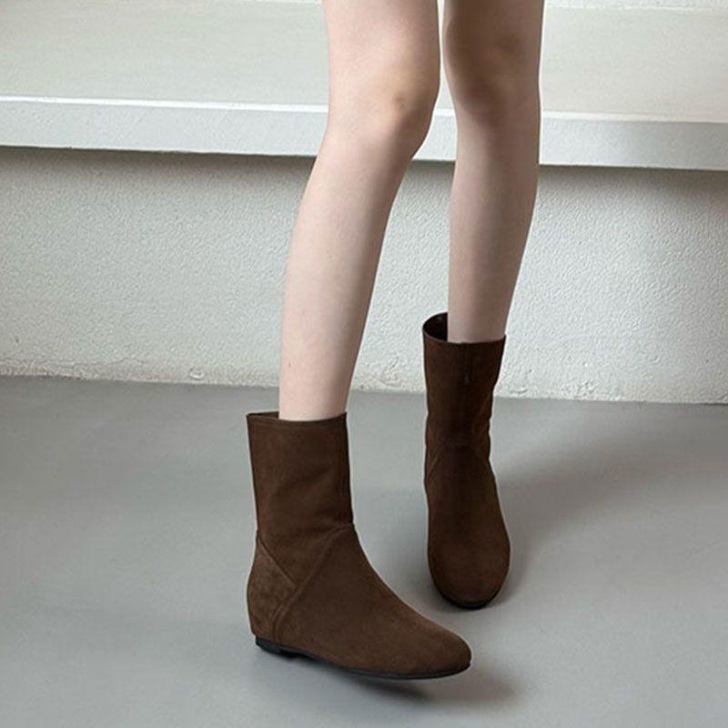 Korta stövlar dam nya stövlar 2025 nya höst- och vinterstövlar med rund tå damstövlar platt sula höjande korta stövlar nisch smala stövlar