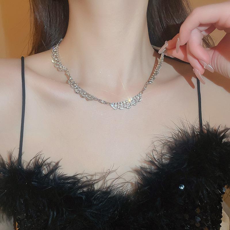 Elegancki naszyjnik z koronką w kształcie łzy wysadzany diamentami - Minimalistyczny luksus dla kobiet