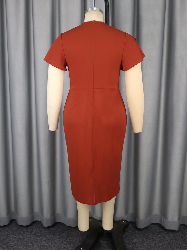 Robe élégante pour femme moulante aux hanches, longueur genou, avec manches courtes à volants et encolure ornée de strass, parfaite pour une soirée.