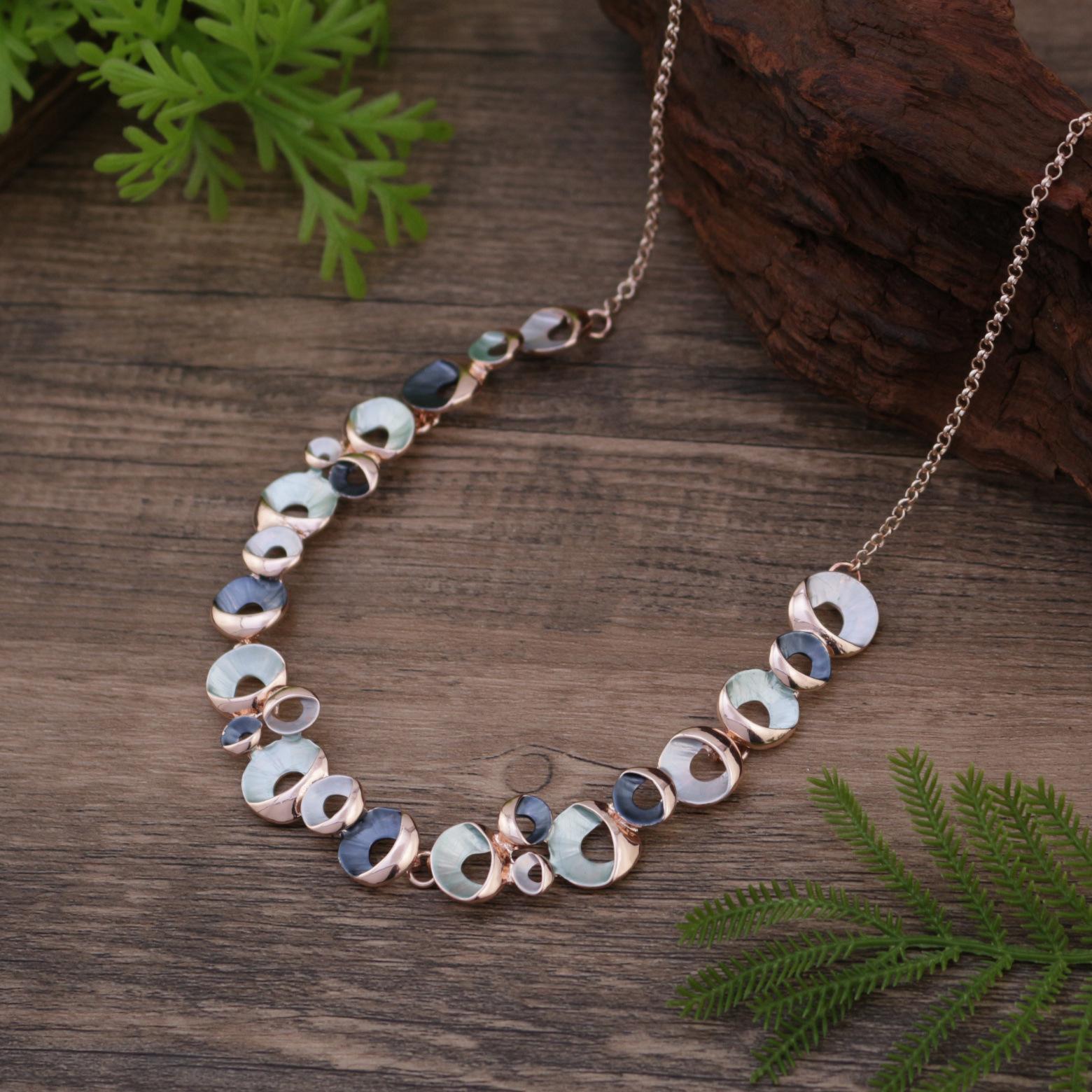 

Новое эмалевое цветное полое ожерелье из сплава в виде цветка, женское ожерелье с маленькими цветами неправильной формы с высоким чувством стиля