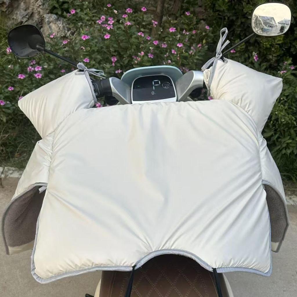 Thick Windproof & Waterproof Quilted Blanket for Electric Vehicles - Warm, Velvet-Lined, and Coldproof