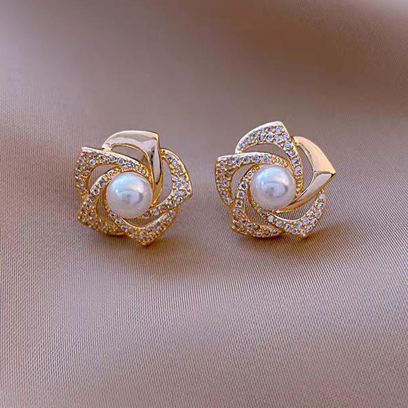 Hollow Out Petal Flower Stud Earrings for Women Metal Rhinestones Mini Imitation Zircon Earrings Party Cute Sweet Small Zircon