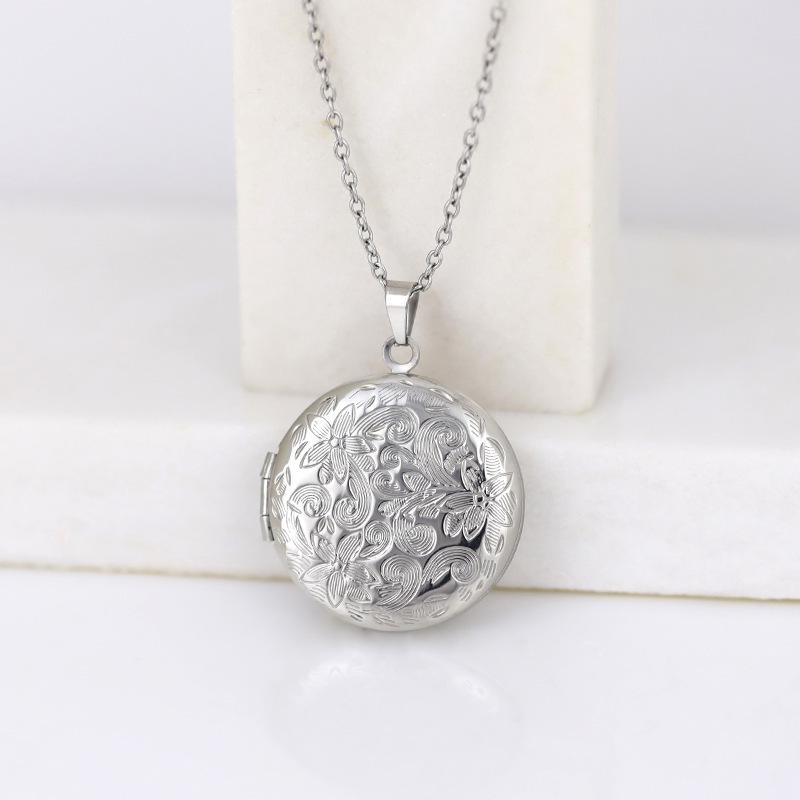 Retro Oval Clavicle Chain Locket Necklace with Engraved Pattern