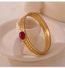 Minimalistisches Armband im chinesischen Stil mit durchbrochenem Muster, Natursteinintarsien und goldplattiertem Titanstahl