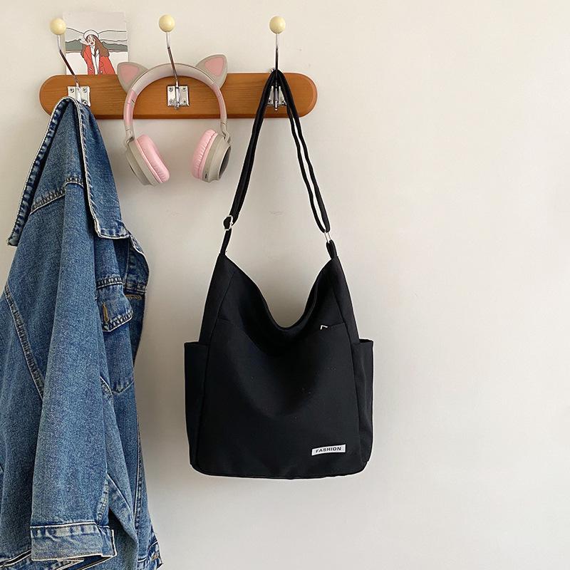 

Эта сумка отличается большой вместимостью, высоким уровнем внешнего вида и корейским стилем для женщин. чёрный