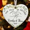 Das Jahr, in dem wir eine dreiköpfige Familie werden Ornament Herzförmiges Baby Erstes Weihnachtsornament Geschenke für neue Mutter und Vater für Eltern