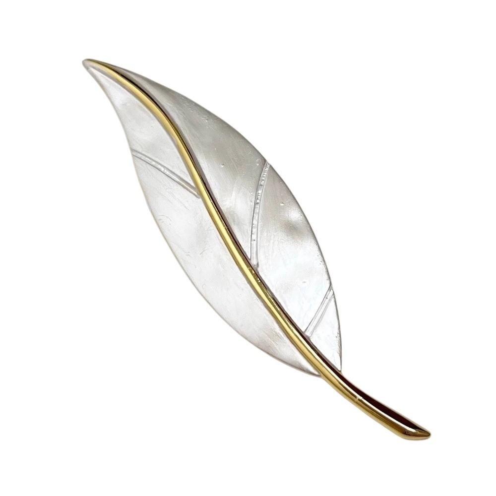 Vintage Long Leaf Pin Corsage Ornament Metal Glossy Brooch Maple Leaf Brooch  Western-style Clothes
