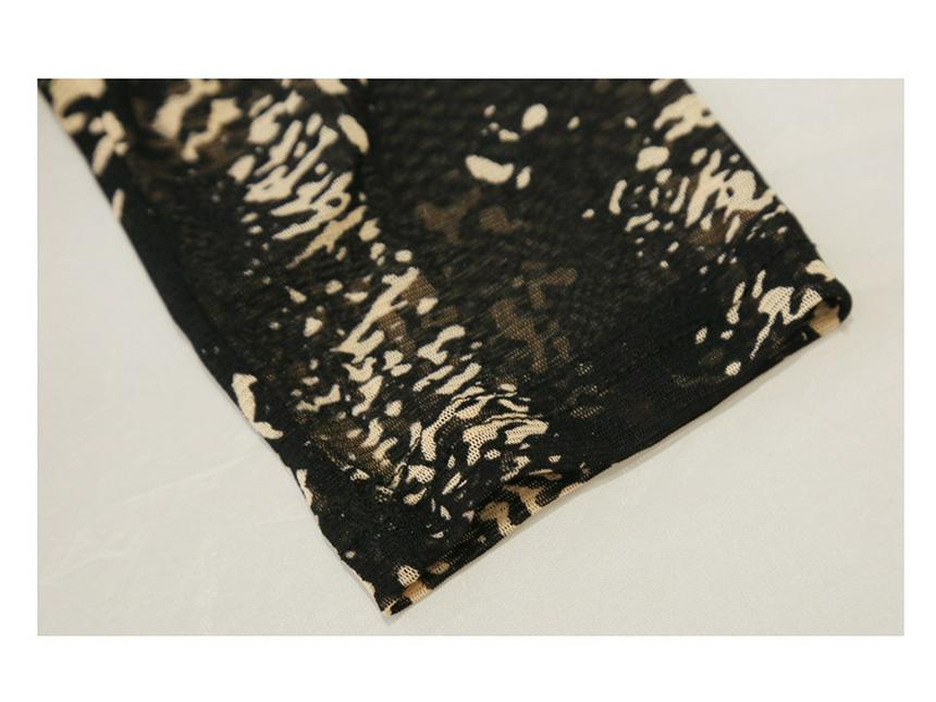 2023 Women's European Slim-Fit V-Neck Mesh Print Mid-Sleeve Pleated T-Shirt