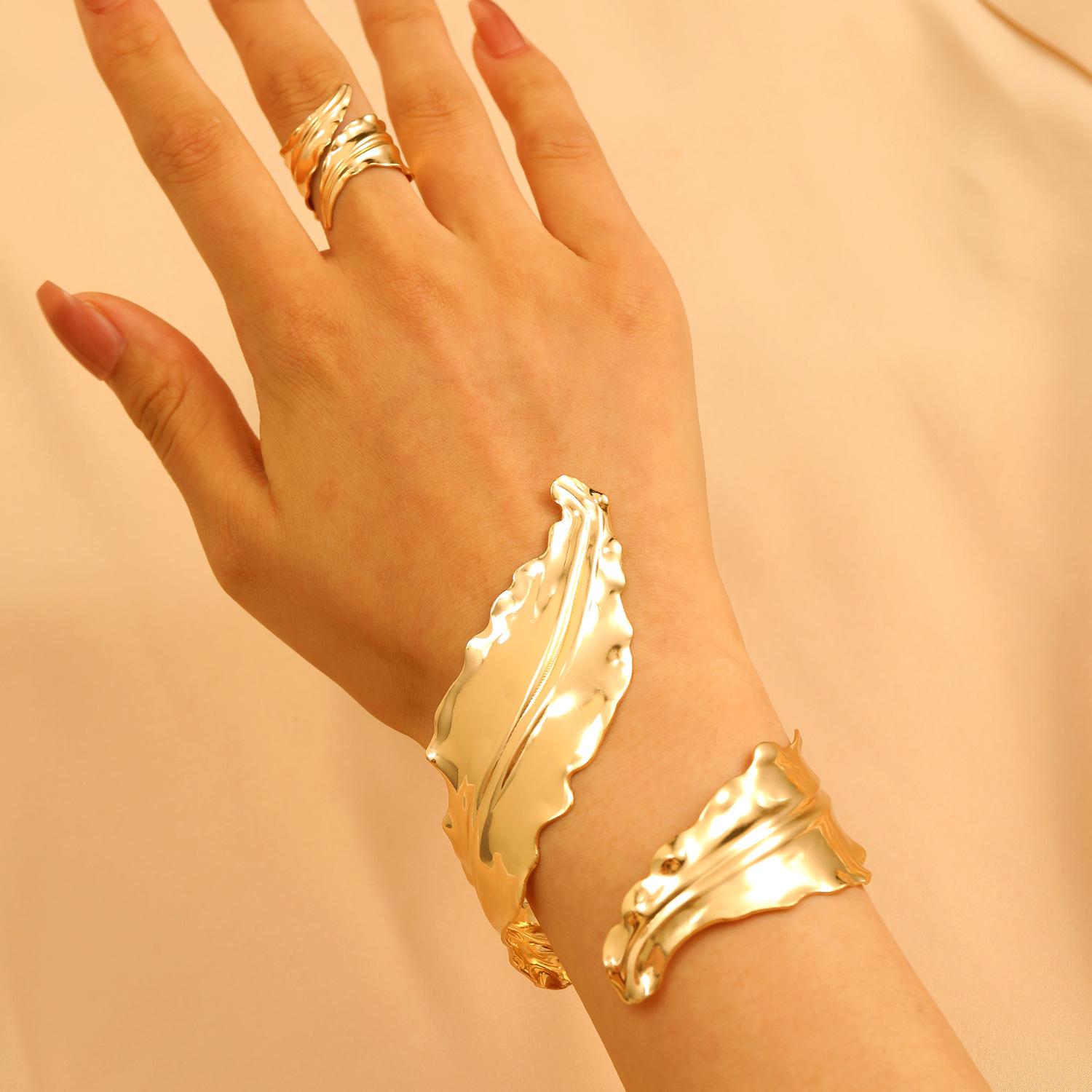 

Набір з 2 предметів: креативний металевий ажурний браслет-бенгл з листям та кільце для жінок