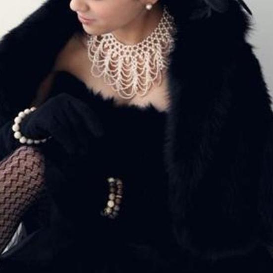 Elegante Damen-Halskette mit ausgehöhlter Imitationsperle, Bib-Kragen-Statement-Halskette