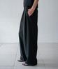 Beullaengkeulumumeon Sway Two-Pleat Pants_Black
