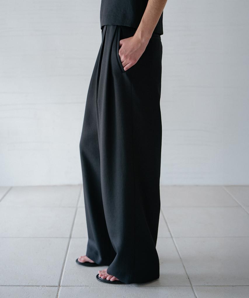 Beullaengkeulumumeon Sway Two-Pleat Pants_Black